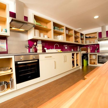 วายเอชเอ คาร์ดิฟ เซ็นทรัล โฮสเทล Hostel คาร์ดิฟฟ์ ภายนอก รูปภาพ A shared kitchen at the University of Bath