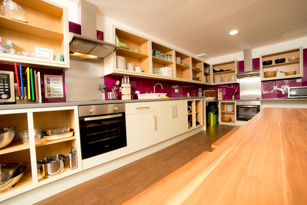 วายเอชเอ คาร์ดิฟ เซ็นทรัล โฮสเทล Hostel คาร์ดิฟฟ์ ภายนอก รูปภาพ A shared kitchen at the University of Bath