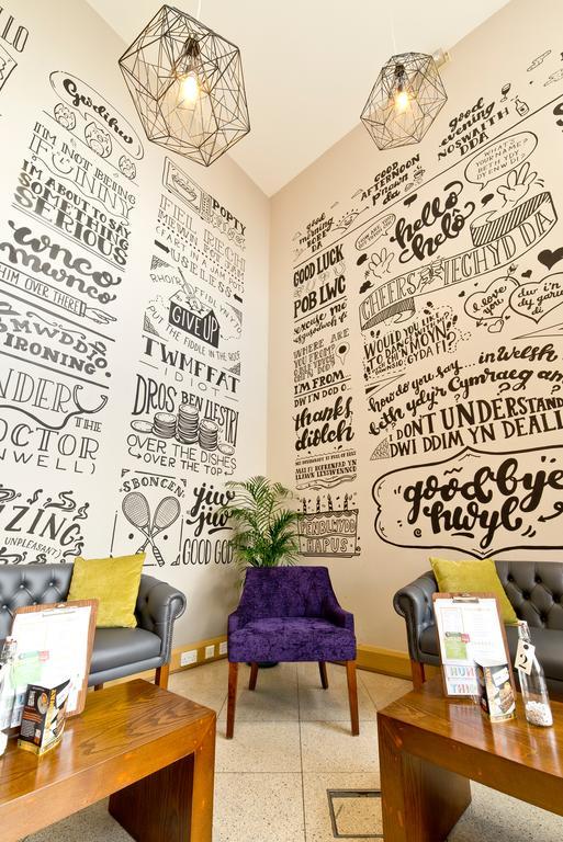 วายเอชเอ คาร์ดิฟ เซ็นทรัล โฮสเทล Hostel คาร์ดิฟฟ์ ภายนอก รูปภาพ Wall graphics