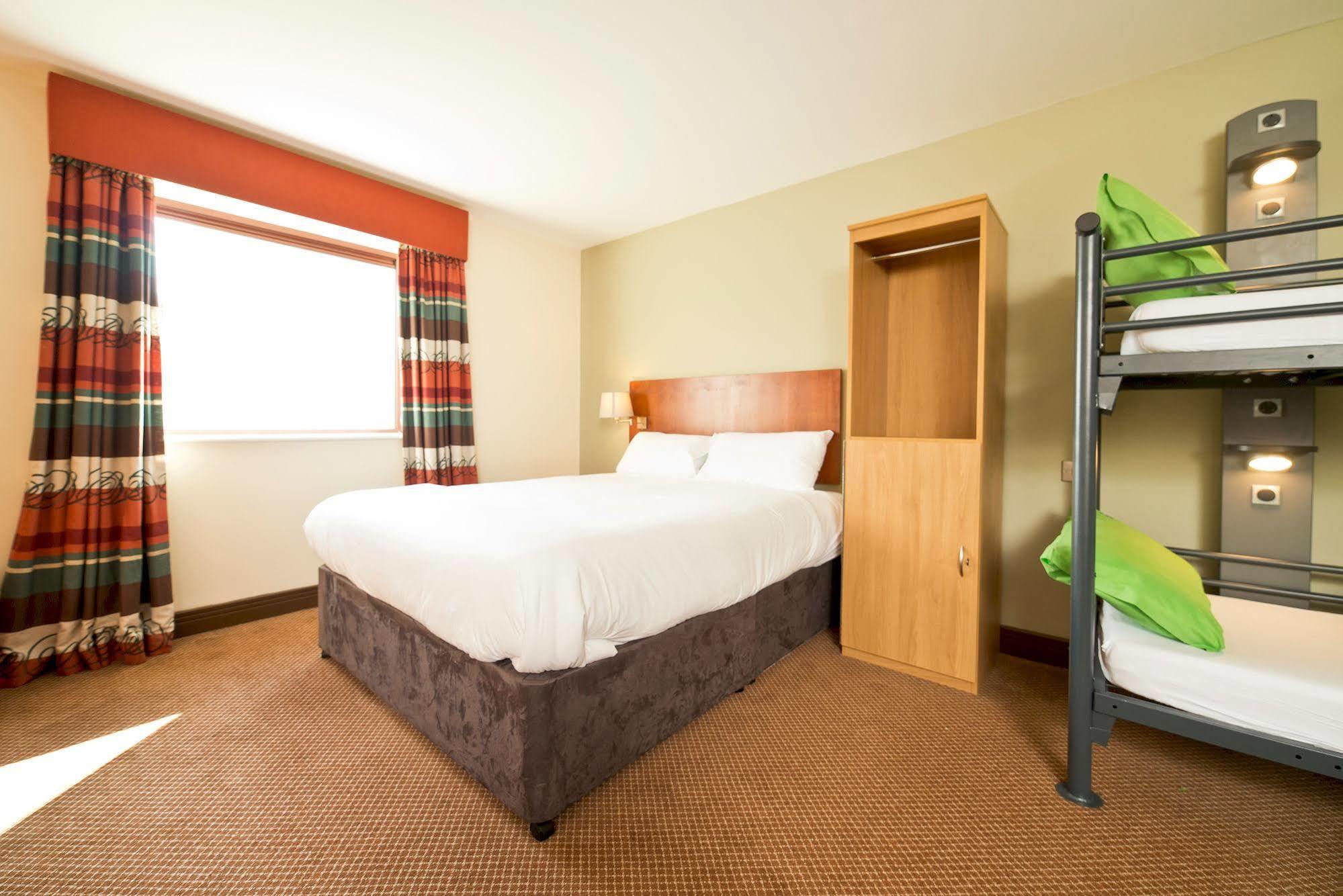 วายเอชเอ คาร์ดิฟ เซ็นทรัล โฮสเทล Hostel คาร์ดิฟฟ์ ภายนอก รูปภาพ A typical room at the Premier Inn, London Heathrow