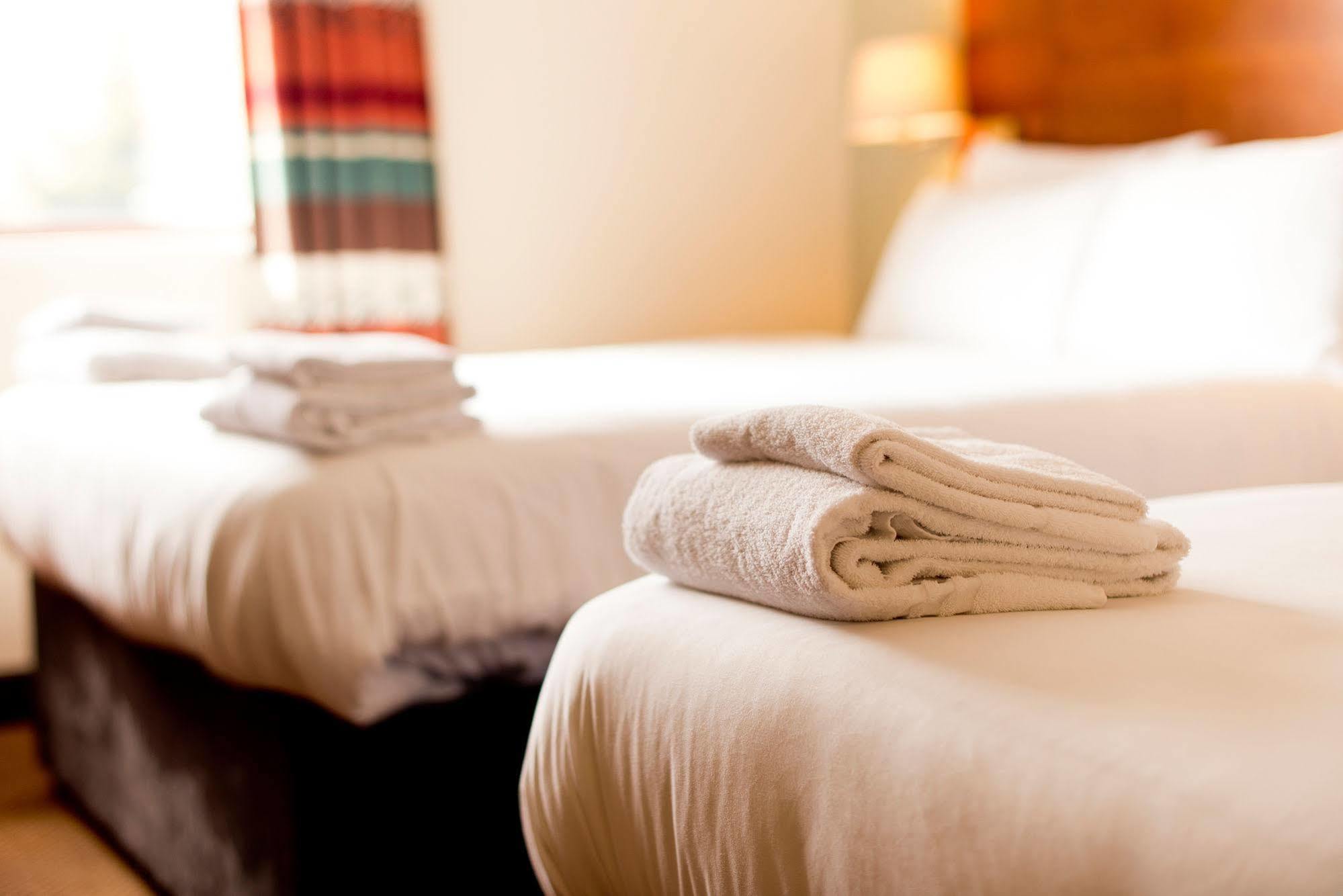 วายเอชเอ คาร์ดิฟ เซ็นทรัล โฮสเทล Hostel คาร์ดิฟฟ์ ภายนอก รูปภาพ Towels on a bed