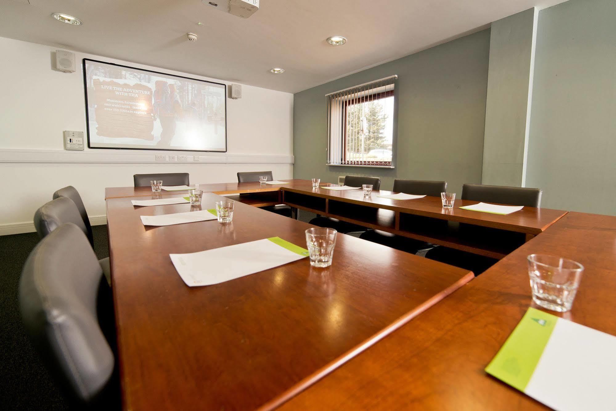 วายเอชเอ คาร์ดิฟ เซ็นทรัล โฮสเทล Hostel คาร์ดิฟฟ์ ภายนอก รูปภาพ A meeting room at the University of Nottingham